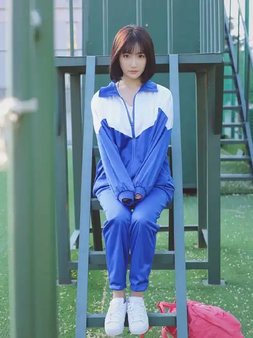 女生开学怎么穿校服(女生开学怎么穿校服好看)