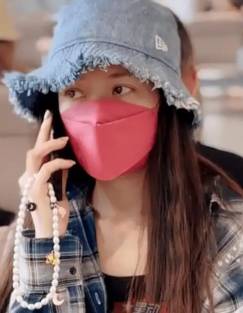 笑懵了!郭碧婷现身机场,打扮素雅低调,手上的珍珠项链抢镜,价格不菲