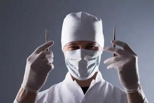 手术医生接替手术剪刀