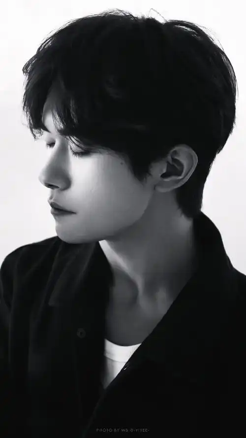 易烊千玺飘雪侧颜##易烊千玺阿玛尼美妆全球品牌代言人