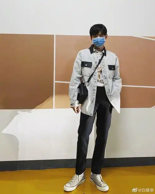 发布一组白敬亭最新写真照片,白敬亭身穿白色运动装在泳池中湿透全身