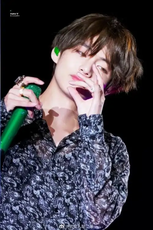 金泰亨晒腹肌##金泰亨ins更新对镜自拍