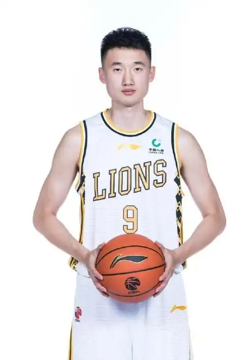 李春江的爱子李京龙继承了父亲的外线攻击能力,远投十分精准.