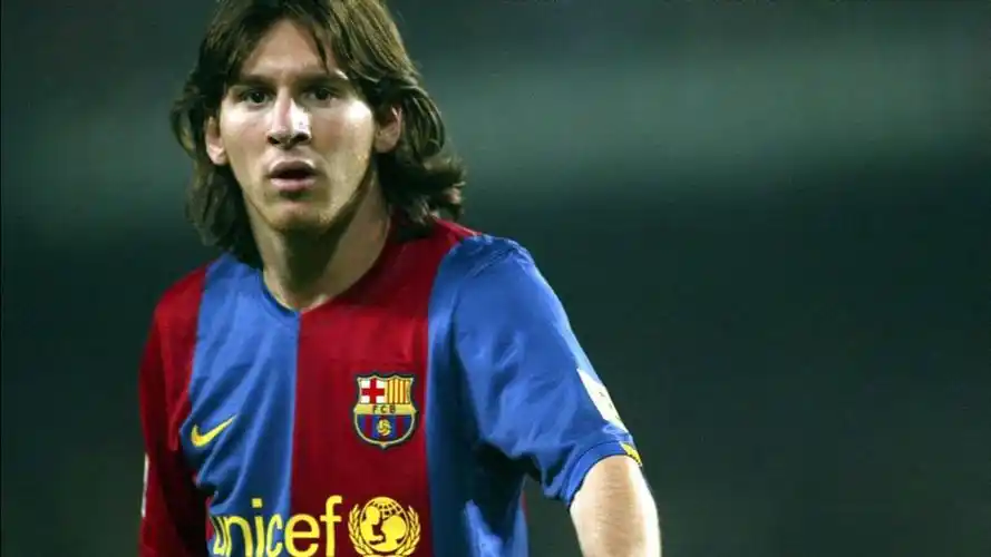 一个人能过掉一个队 19号梅西的长发飘飘