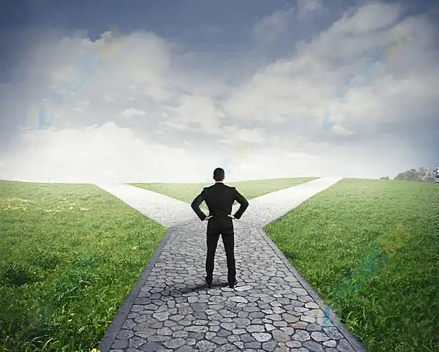 分叉道路上男子背影高清图片下载