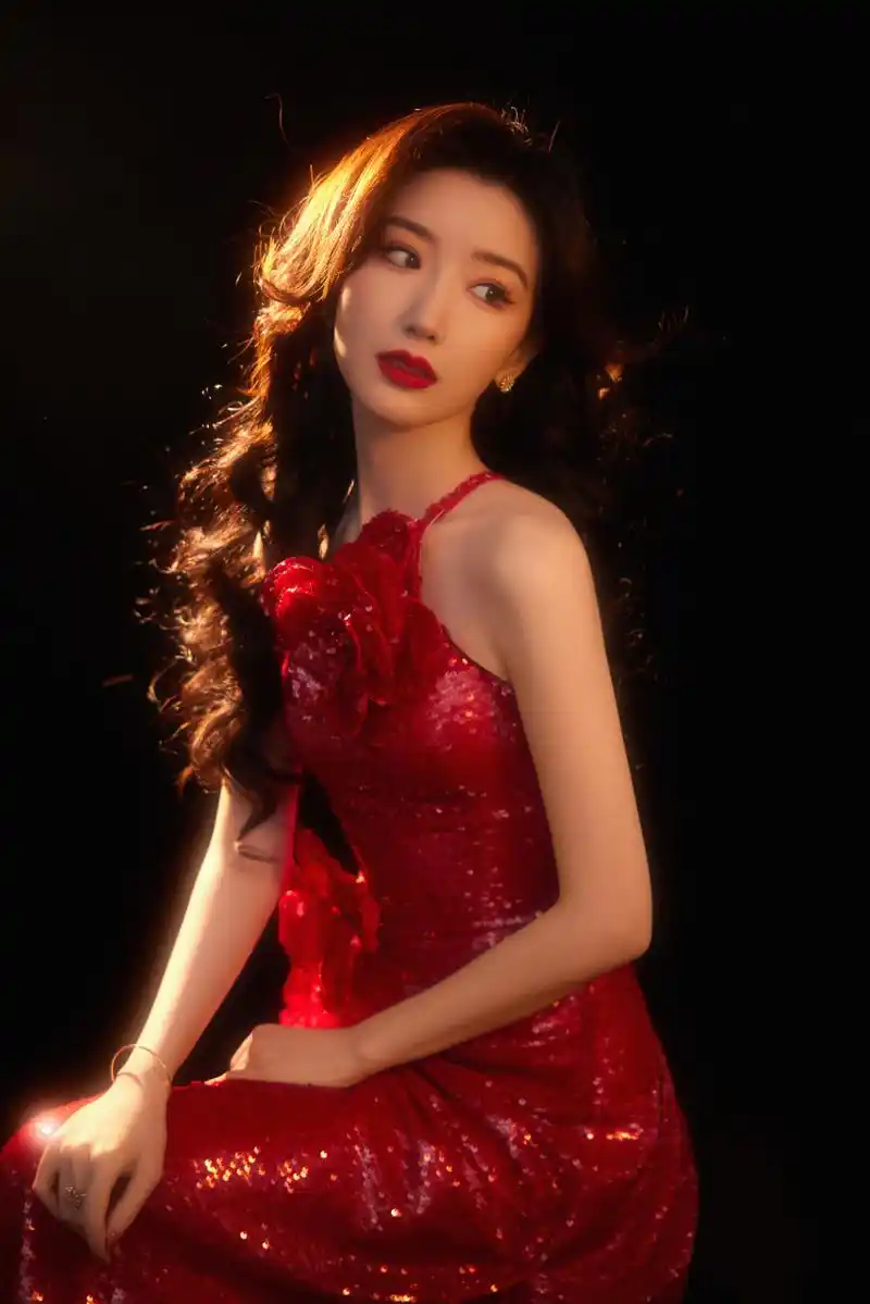 毛晓彤这件红色亮片礼服,看起来非常的精致奢华.
