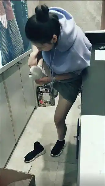 当miss脱了自己的袜子闻了3下!这表情!粉丝看了想给她叫救护车!