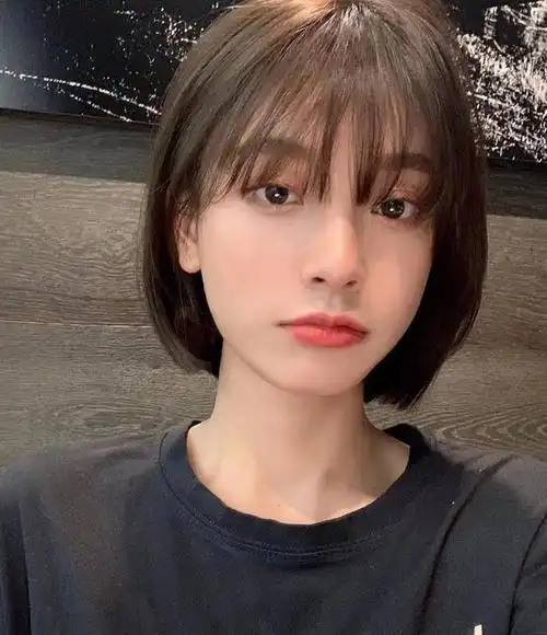 还在剪波波头酒窝短发可爱显脸小