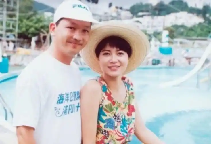 廖启智和妻子陈敏儿结婚后,生有三个儿子,他们阳光开朗,听话懂事.