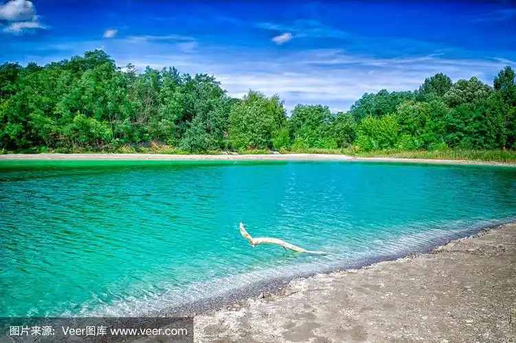 波兰中部的蔚蓝色湖泊