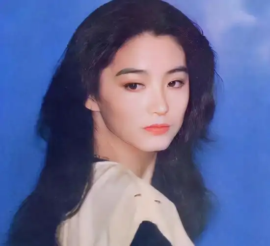 林青霞半夜2点不睡觉,晒旧照感慨,被疑因婚变烦心?