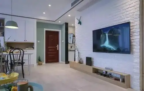 在电视墙右侧的木饰隐形门造型,显得格外自然大方.