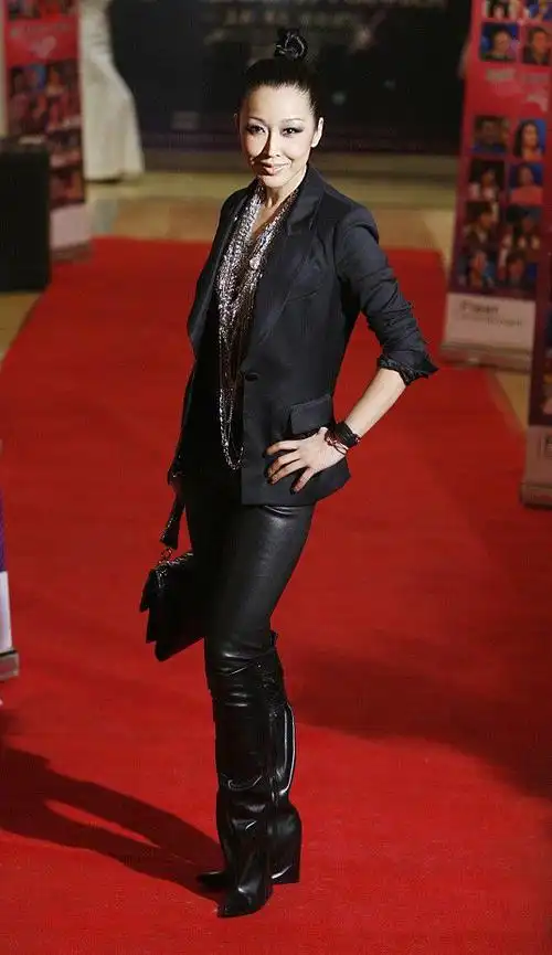 歌手孙悦的穿搭真让人摸不着头脑裤子和鞋拼一起了挺个性