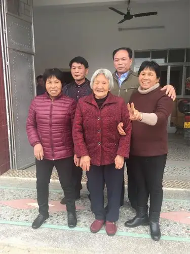 2017年大年初四家中亲戚聚聚,合影留念!