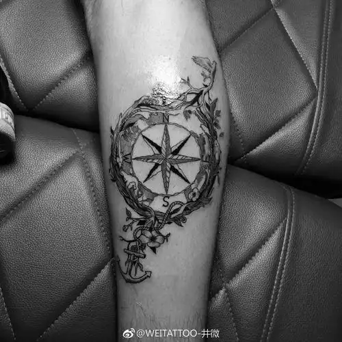小腿黑灰指南针船锚纹身图案