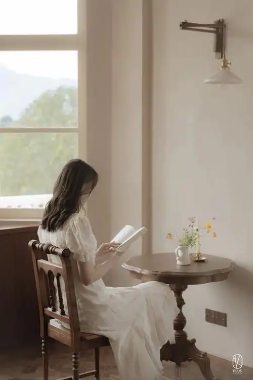 本书坐在窗边椅子上是一处如诗般的唯美画面向左转走进一楼走廊part