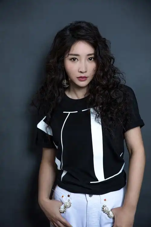 柳岩顶泡面头拍写真摩登复古自嘲一个人过七夕