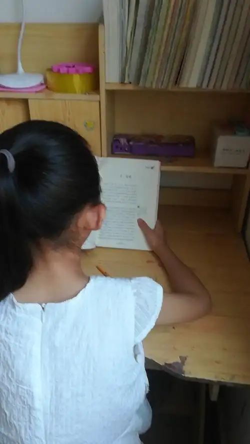 黄河路小学二(4)班马熙然读书,做作业