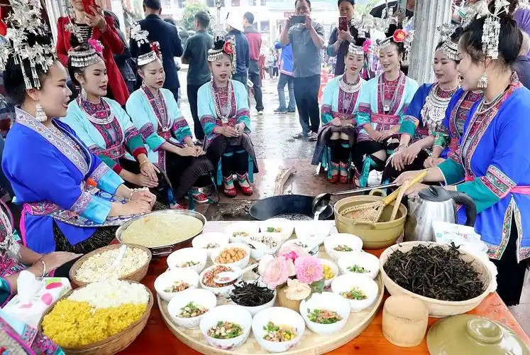广西柳州市三江侗族自治县洋溪乡高露村举办油茶文化节,当地群众以打