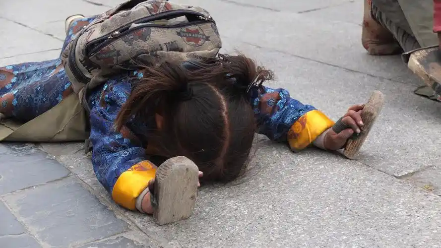 磕长头的小女孩