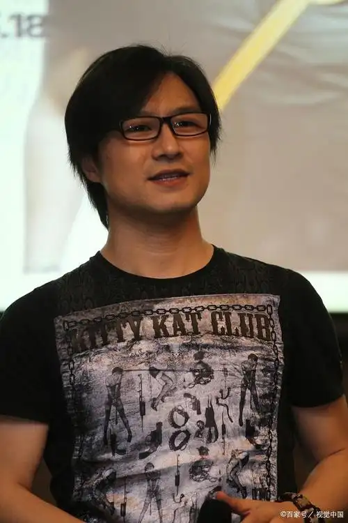 52岁摇滚歌手汪峰现身学校门口接幼女"醒醒"放学,引发了网友们的热议.