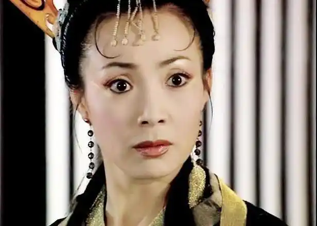 在《武林外史》中不仅有晴格格王艳,还有皇后娘娘戴春荣,自从凭借