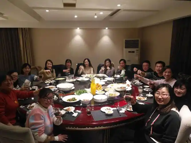 其它 2019新年聚餐 这张照片来之不易,服务员现在凳子上给我们照的.