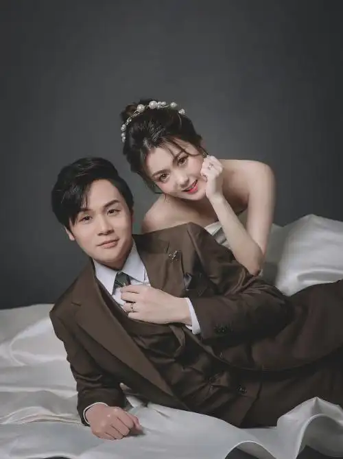 在现实的感情生活当中,他也娶了一位名叫李燕芳的美女当老婆,因为他在