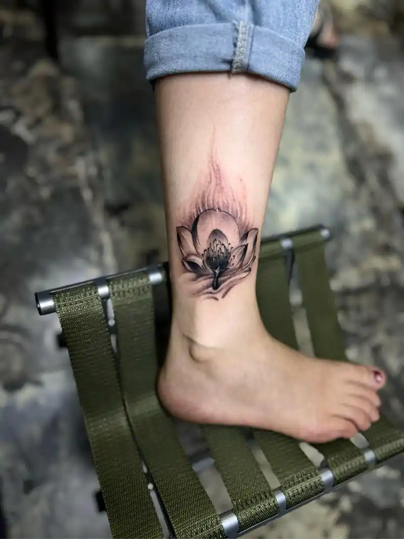 一枚独特的"小腿莲花纹身图针牛".