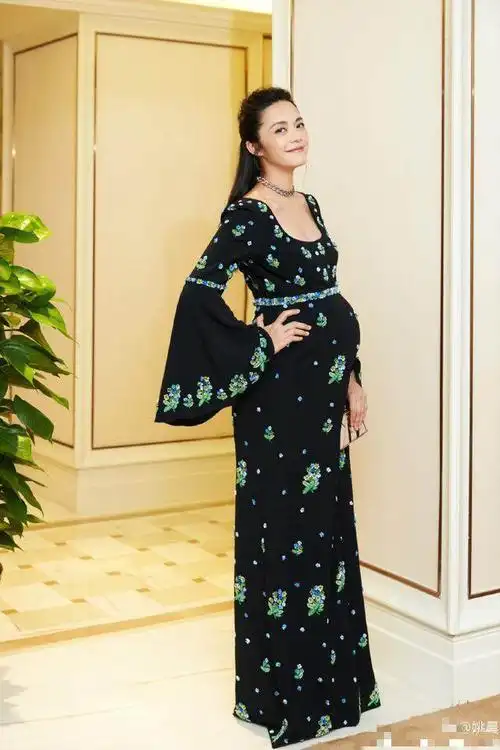 女星怀孕也很拼,谢娜挺孕肚出席活动,蒋丽莎最惨替丈夫出轨道歉