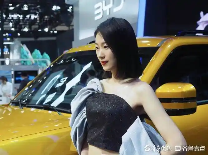 齐鲁国际车展:各路车模性感美艳,香车美女竞相辉映