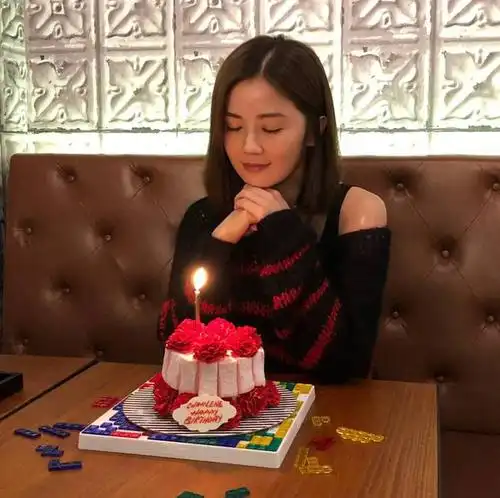 阿sa在许愿,样子很可爱,祝福她生日快乐吧