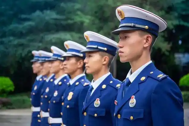 消防队伍按照纪律部队标准建设管理,专职消防员实行"准军事化,准现役"