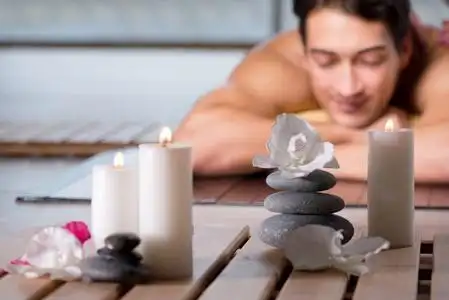 spa 过程年轻英俊的男子 spa 过程英俊的男人在水疗按摩会议期间英俊