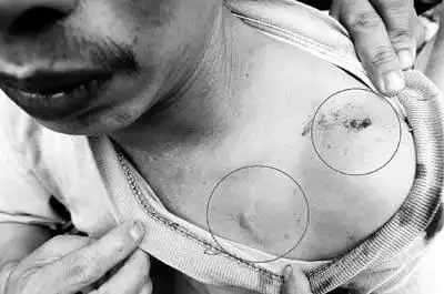 民工聊天突挨一颗子弹(组图)