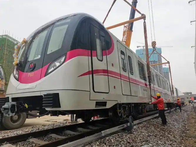 武汉跑得最快的地铁列车亮相