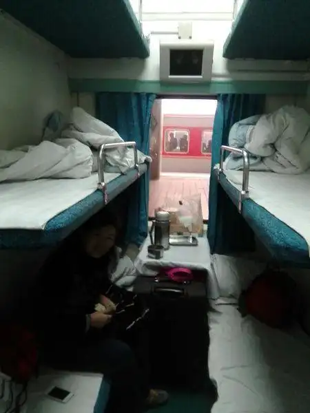 我订到的是硬卧中铺,时长40小时,以前没坐过这么长时间的火车