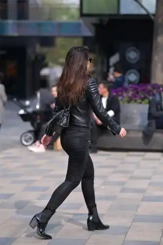 皮夹克,皮裤和黑色皮靴,黑色也可以搭配的这么有层次和质感