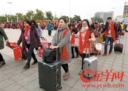 东莞千名外来务工人员踏上返乡专列