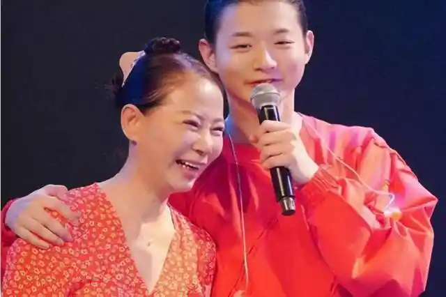 大花轿火风近况58岁胡子花白显苍老前妻和现任情如姐妹