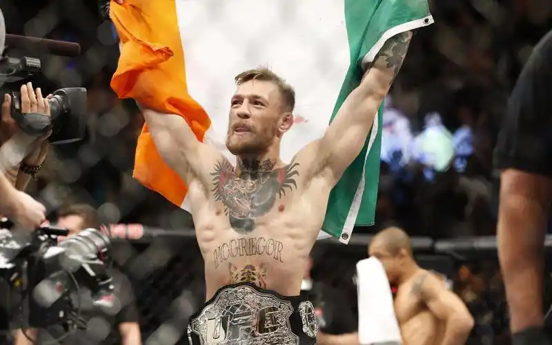 ufc巨星"嘴炮"康纳麦格雷戈的双冠之路