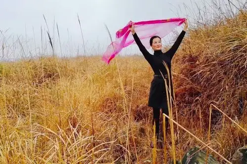 谁说旅行顶着丝巾拍照很俗