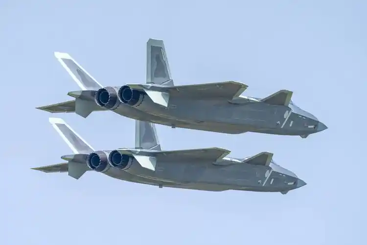 双座型歼20s试飞是教练机还是攻击机简单分析其将扮演的角色