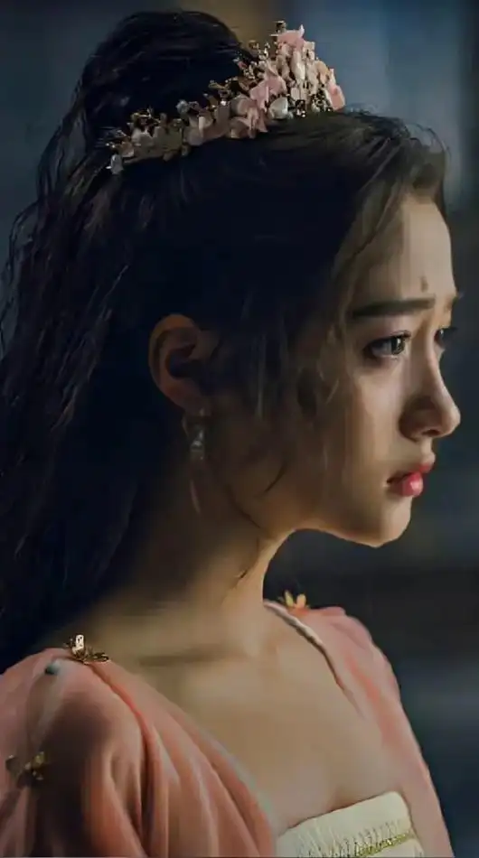 #关晓彤 新电影图兰朵服装惊艳众人,高冷形象毅然凸显,《我就 - 抖音