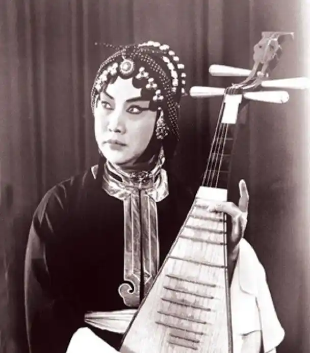 张君秋未出师就与师傅决裂后创立张派两位妻子相处融洽