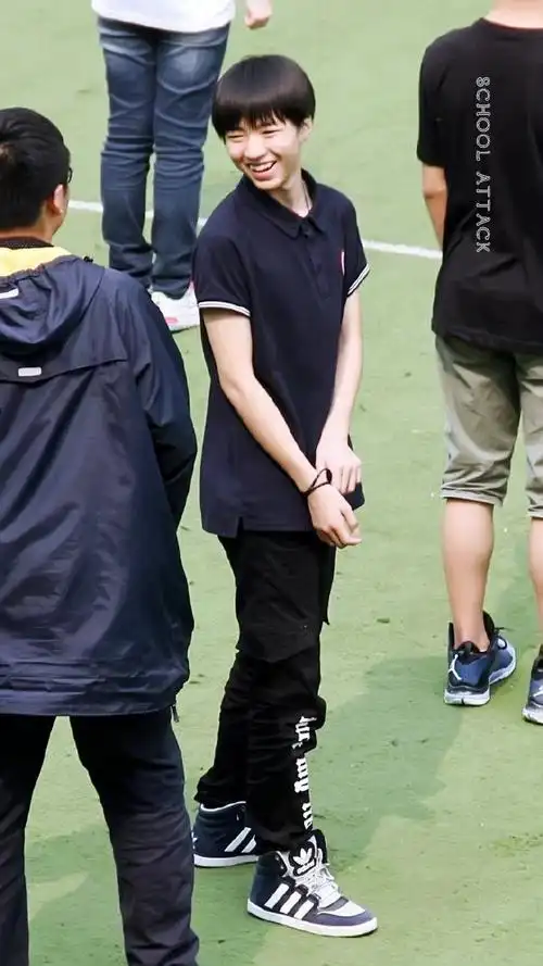 王俊凯的高中毕业照