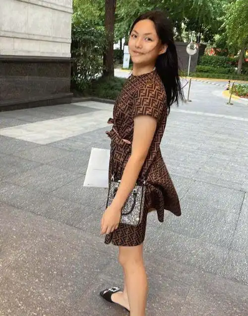 王岳伦一家香港出席酒会,李湘近照胖到认不出,王诗龄身材壮实