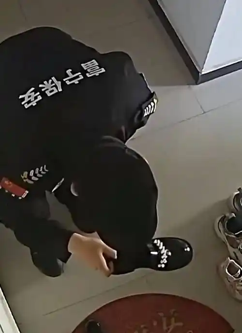 保安偷闻女业主的鞋,网友不雅,太恶心_视频_大部分_投诉