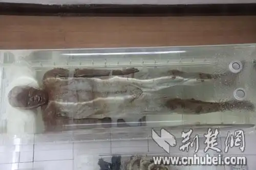 古城荆州2100年前西汉古尸被记者围观组图