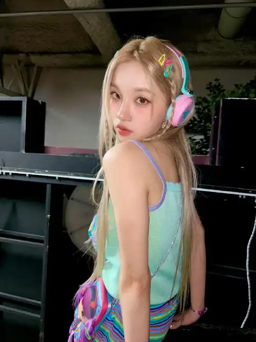 宋雨琦彩虹条裤子